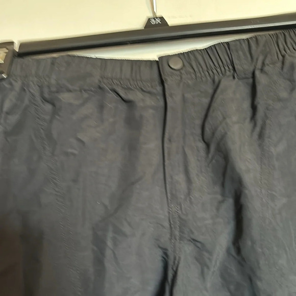 Columbia women’s black 100% nylons 5.5” inseam shorts size medium - Picture 2 of 8